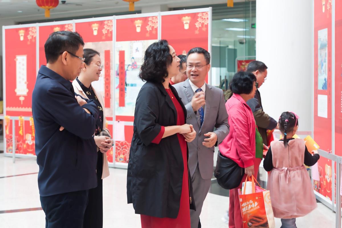 自治区文化厅厅长张虹一行到我馆慰问