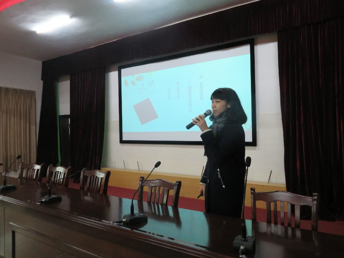 讲解员现场讲解