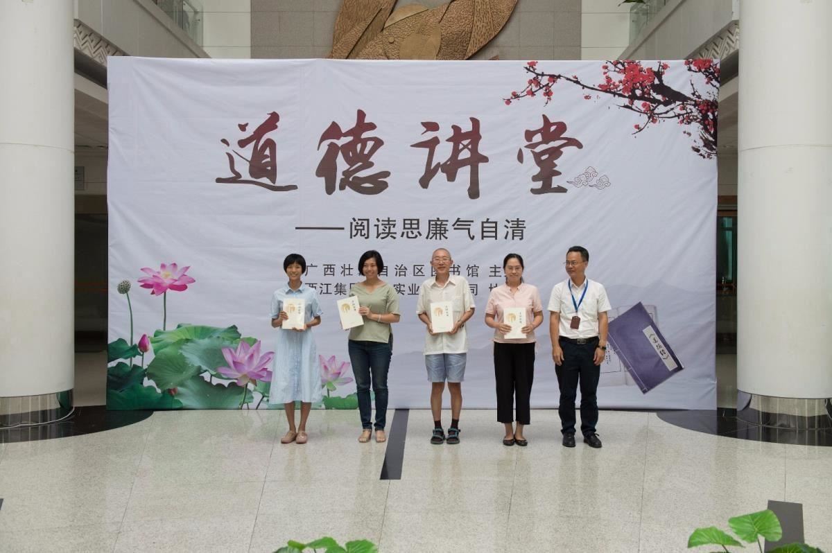 向读者代表赠送图书