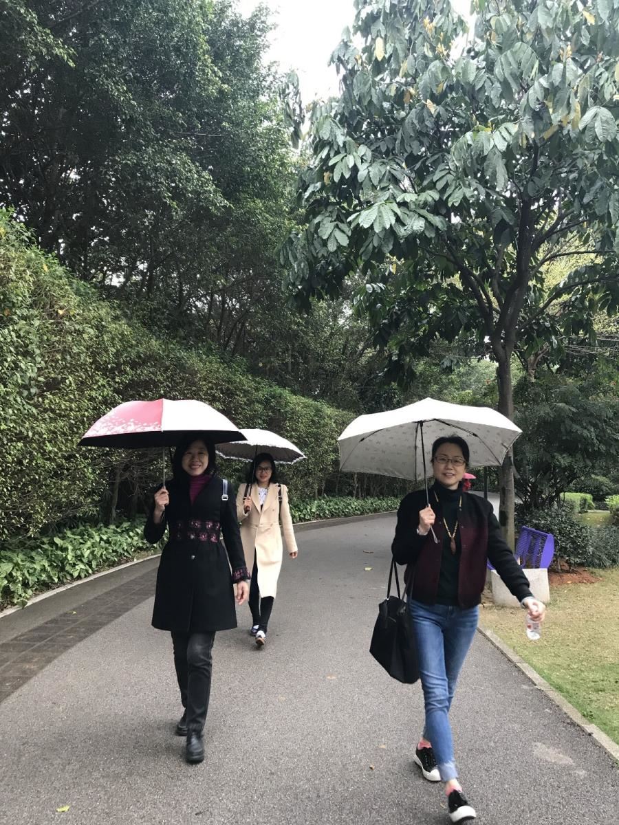 黄艳书记带领女同胞们健步走
