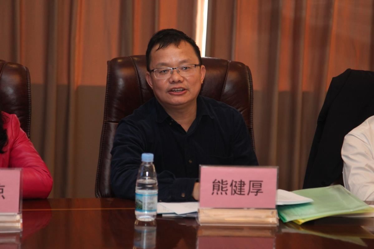 自治区文化厅公共文化处副处长熊健厚发言
