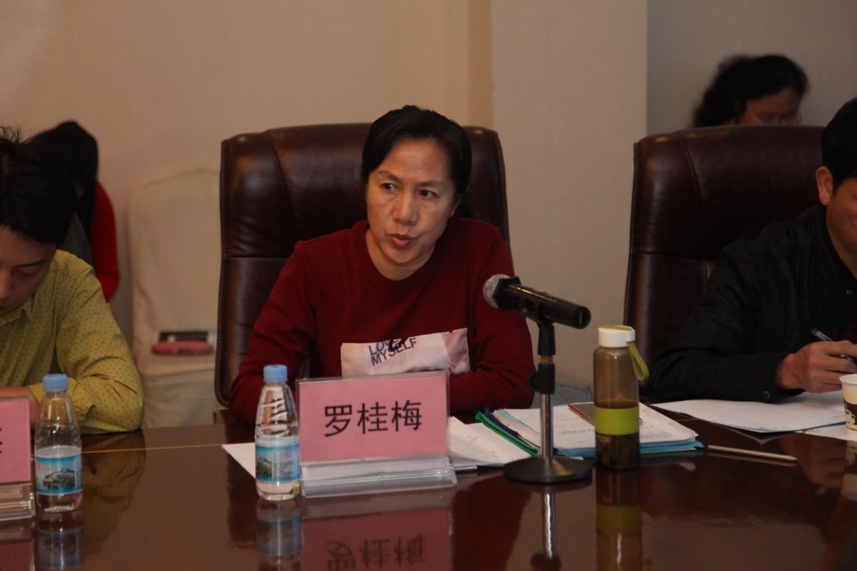 百色市图书馆馆长罗桂梅发言