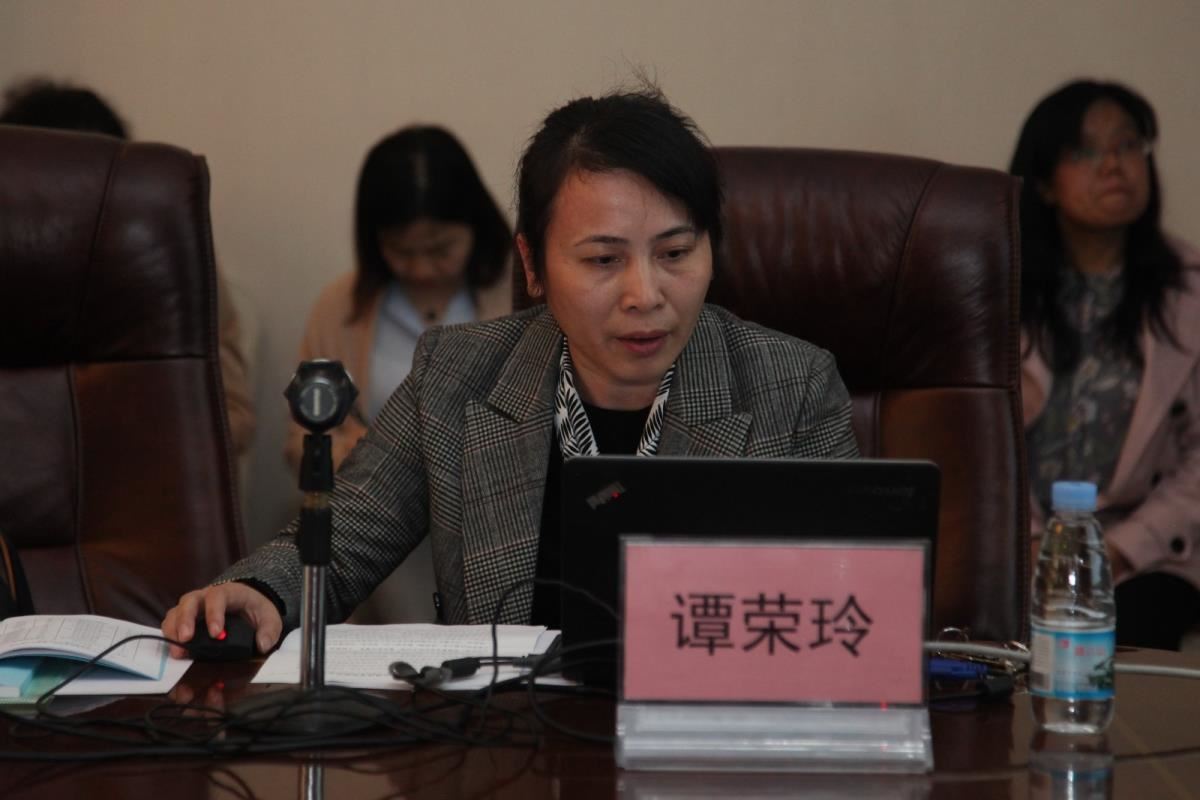 河池市民族图书馆馆长谭荣玲