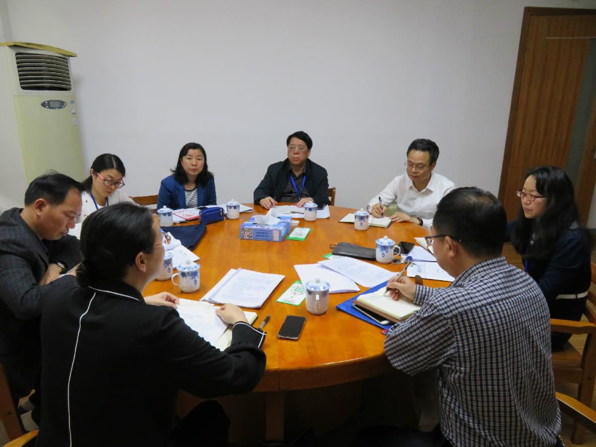 馆领导班子认真聆听指示