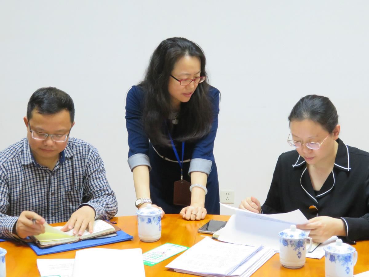 黄艳书记向严霜副厅长介绍情况