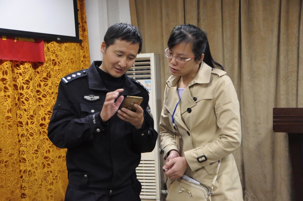 刘运峰警官现场为馆员答疑解难