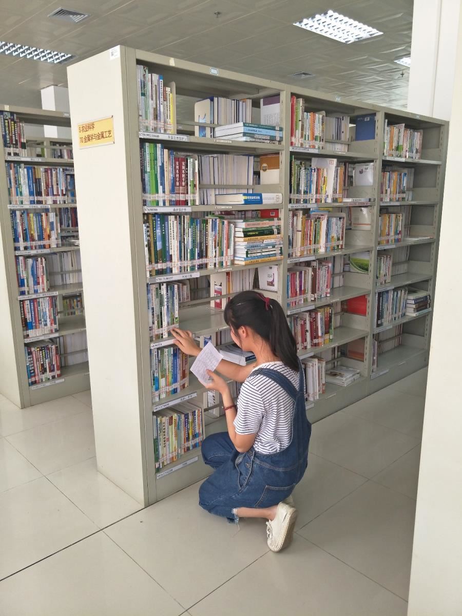 认真找书的读者