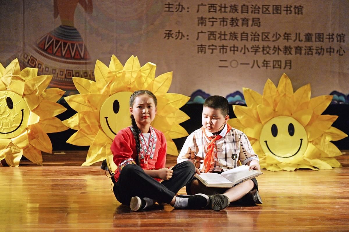一等奖作品《百鸟衔爱》