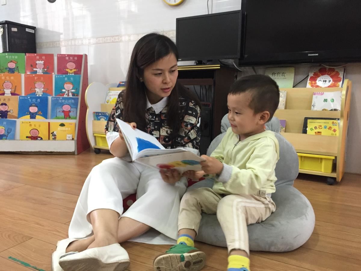 榜样家庭示范共读