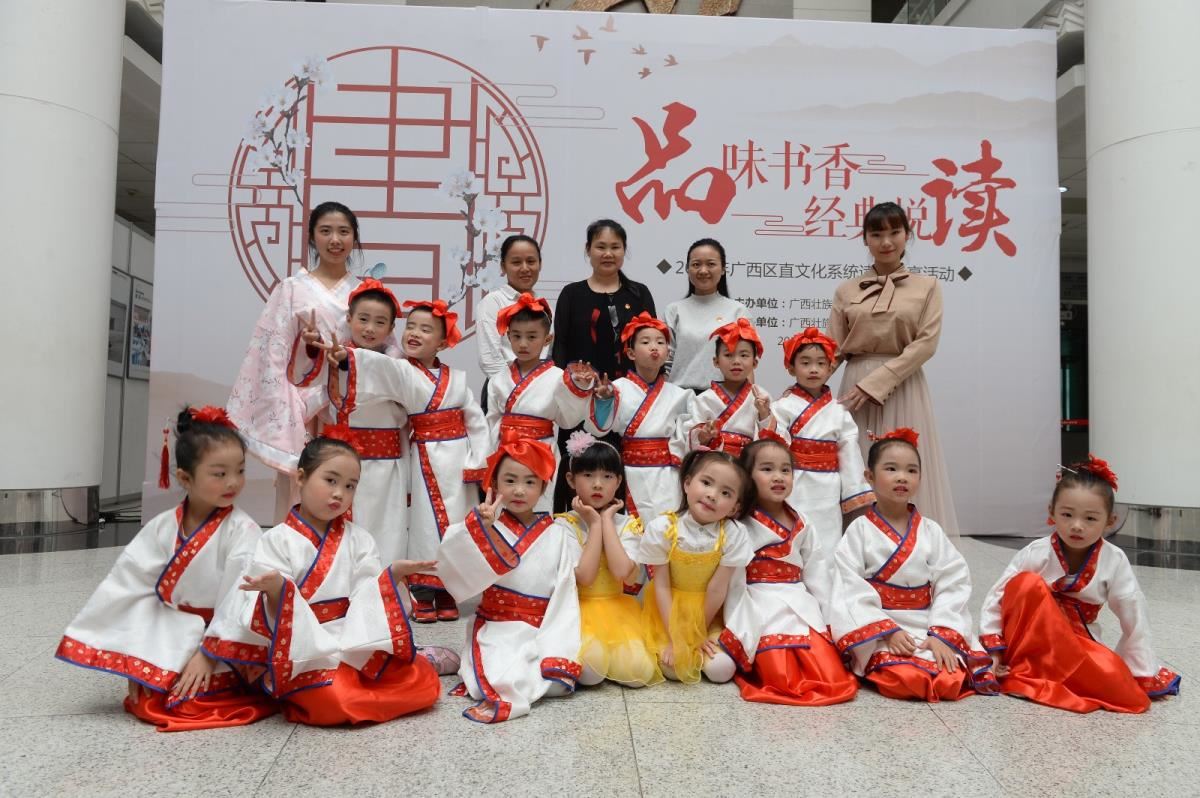 小演员与老师合影留念