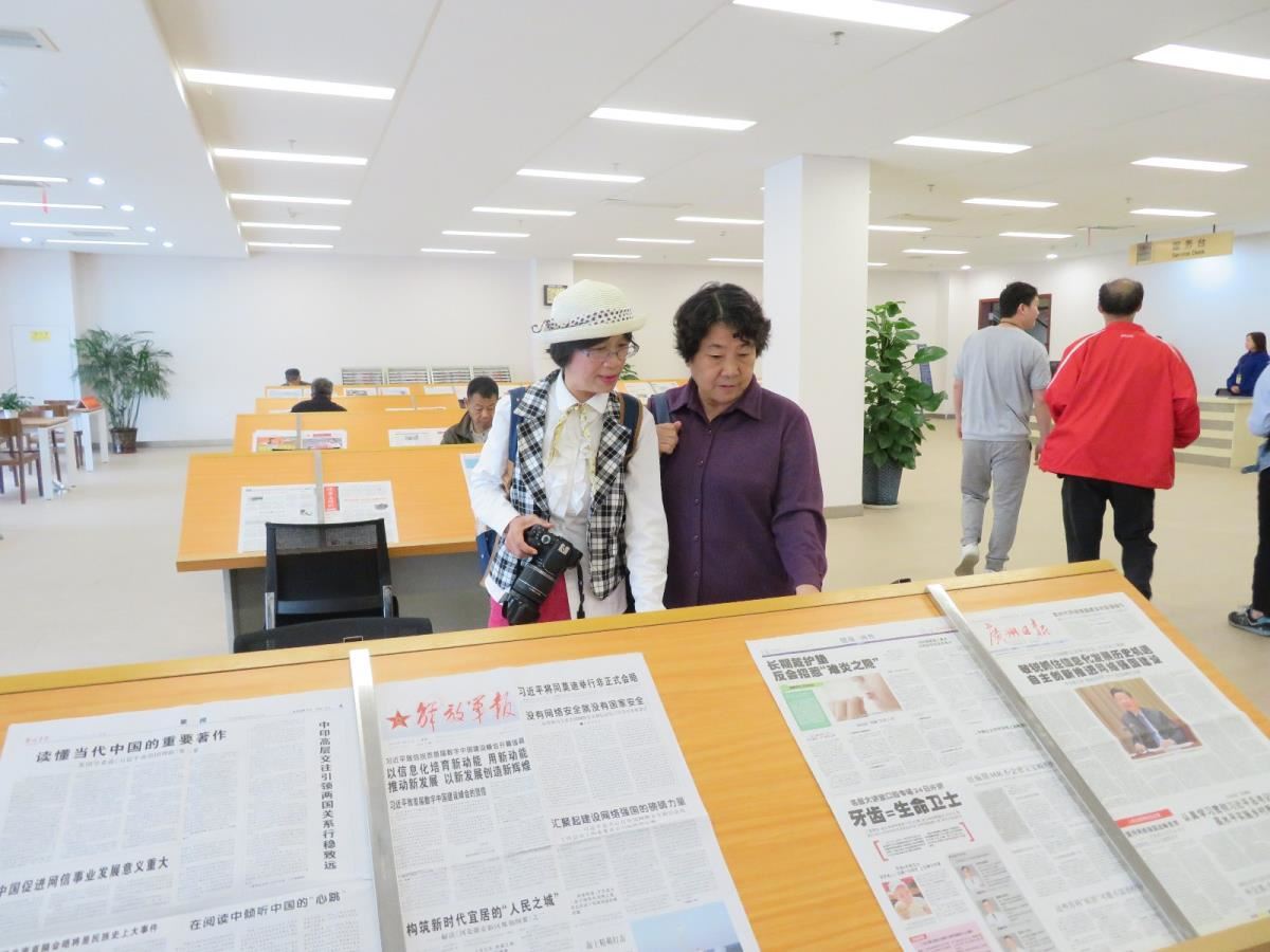 在桂林图书馆参观