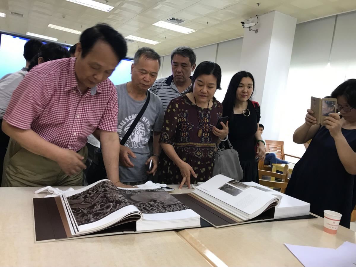 余老师与读者一起赏析《纸上端砚博物馆》