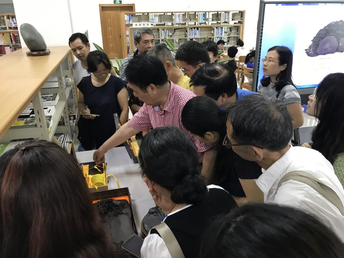 余老师与读者分享自己的藏品