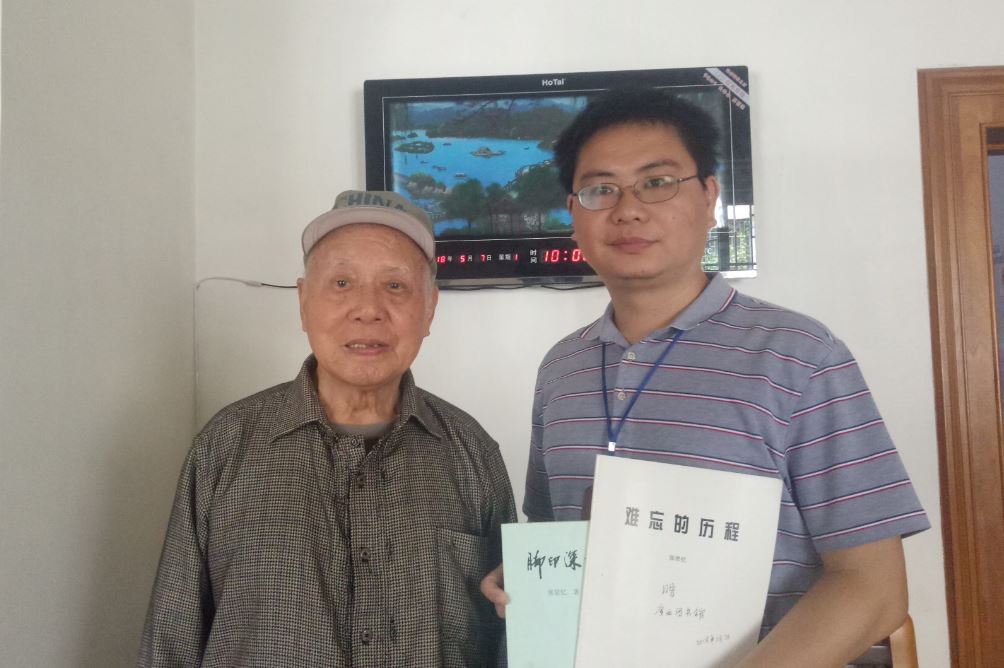八桂作家张思忆(左)