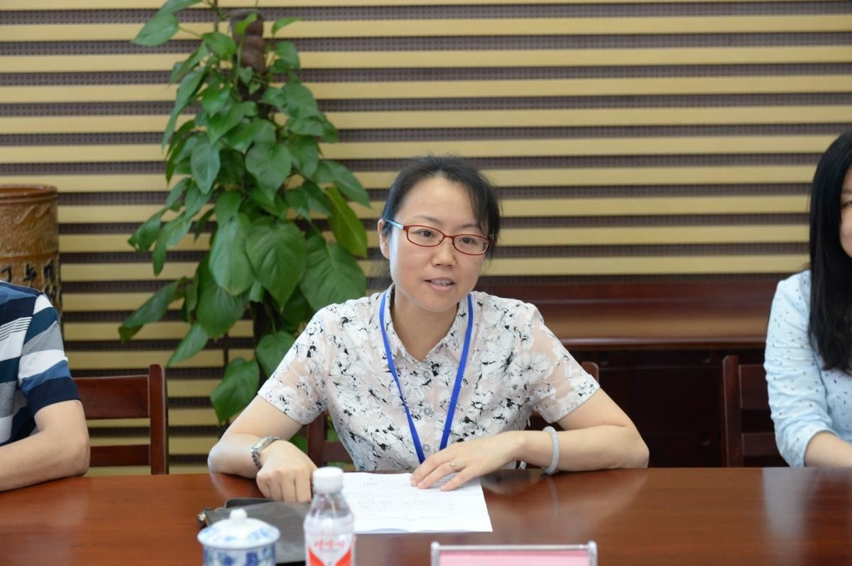 广西壮族自治区图书馆党委书记、副馆长黄艳致辞