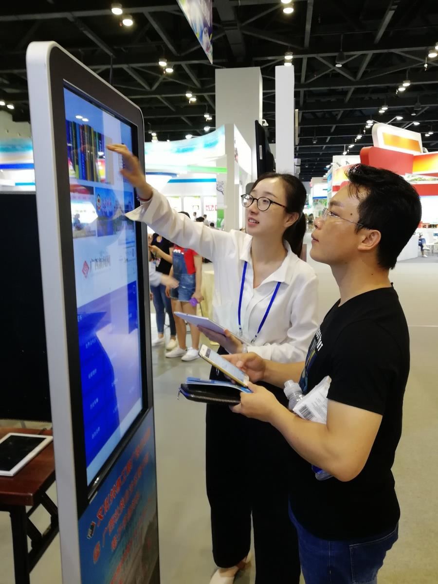 工作人员引导读者下载电子图书
