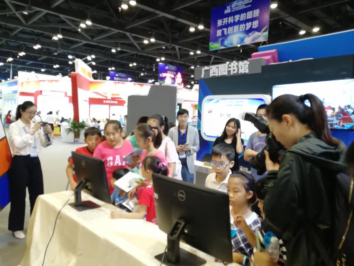 少儿学习互动体验机受欢迎