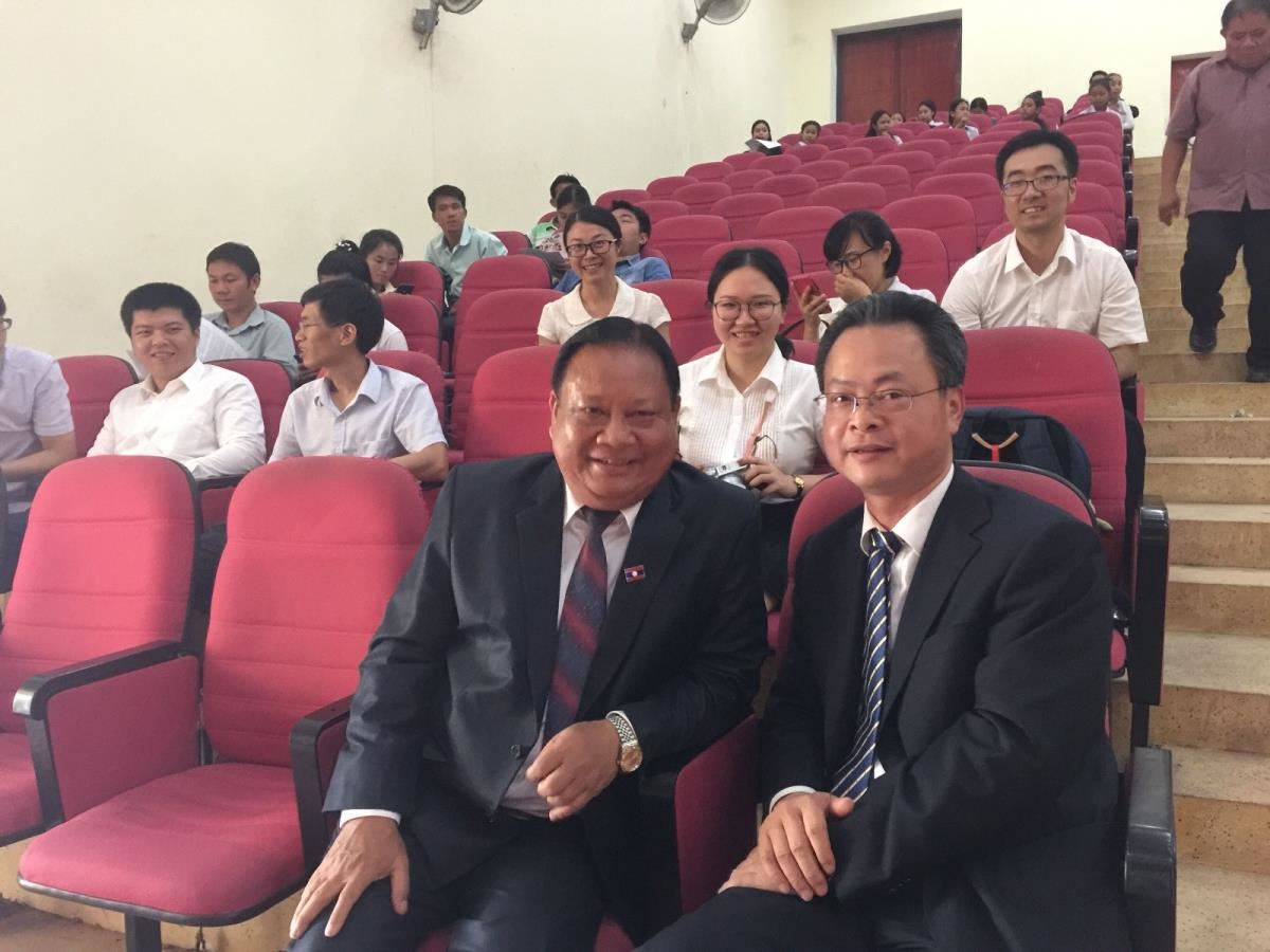 韦江馆长与老挝文化旅游部表演艺术司副司长