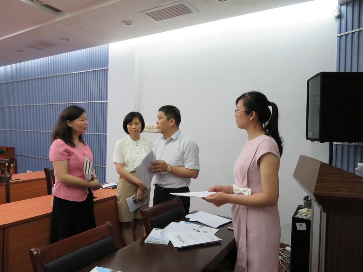 向莫副秘书长介绍我馆信息产品