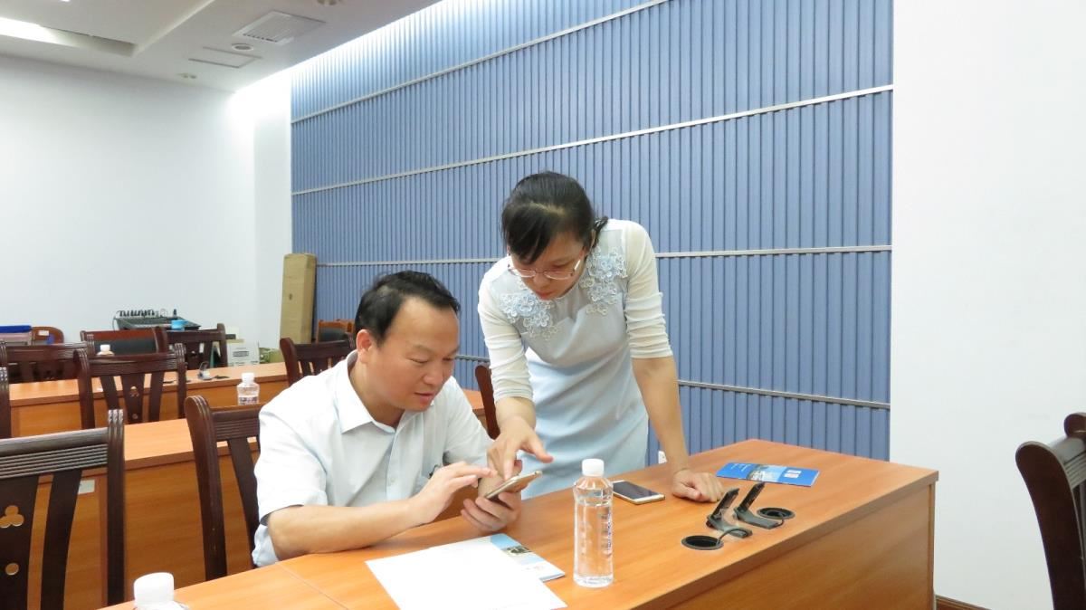 指导机关干部使用移动图书馆