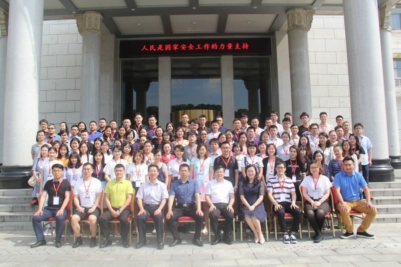 全体师生合影