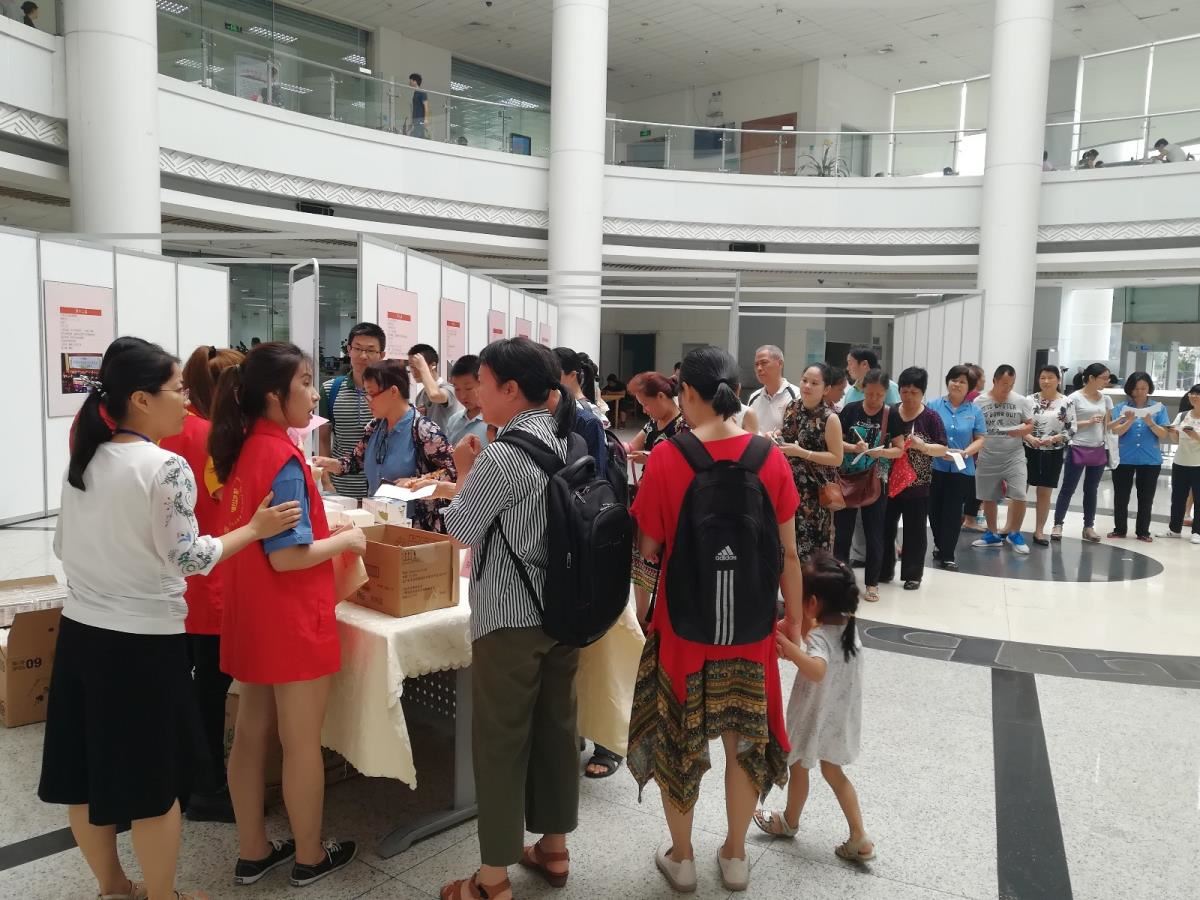 参与的读者排成长队