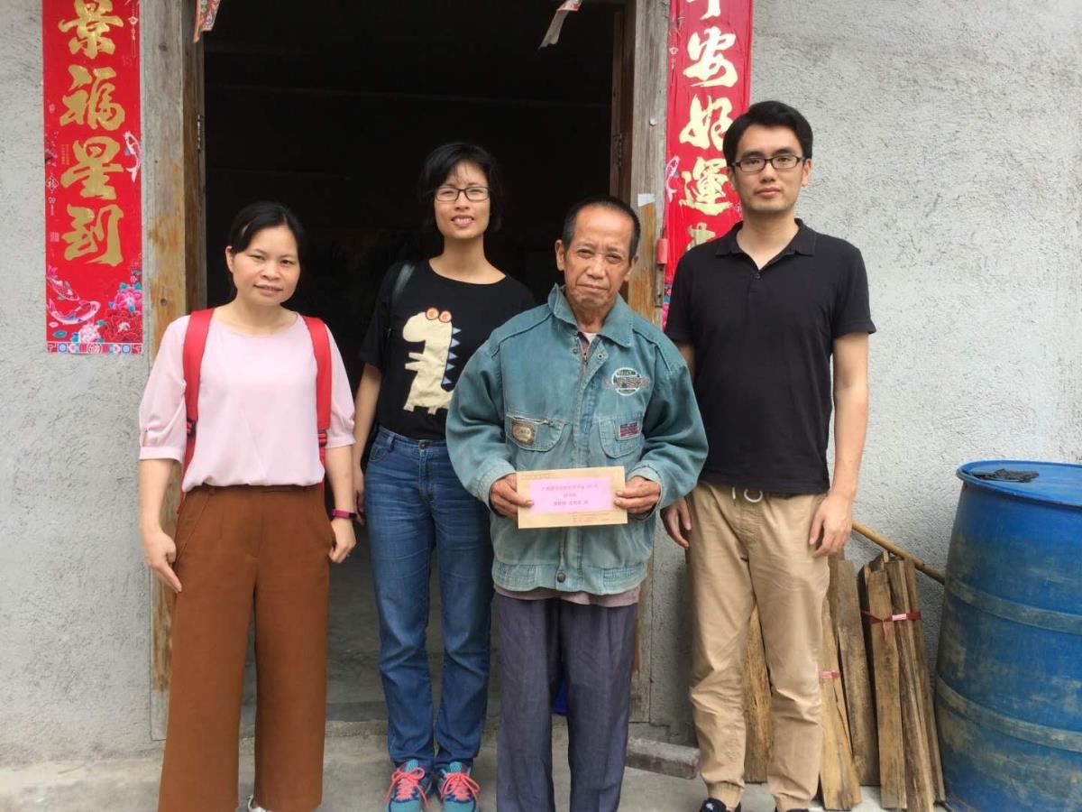 入户慰问何书忠