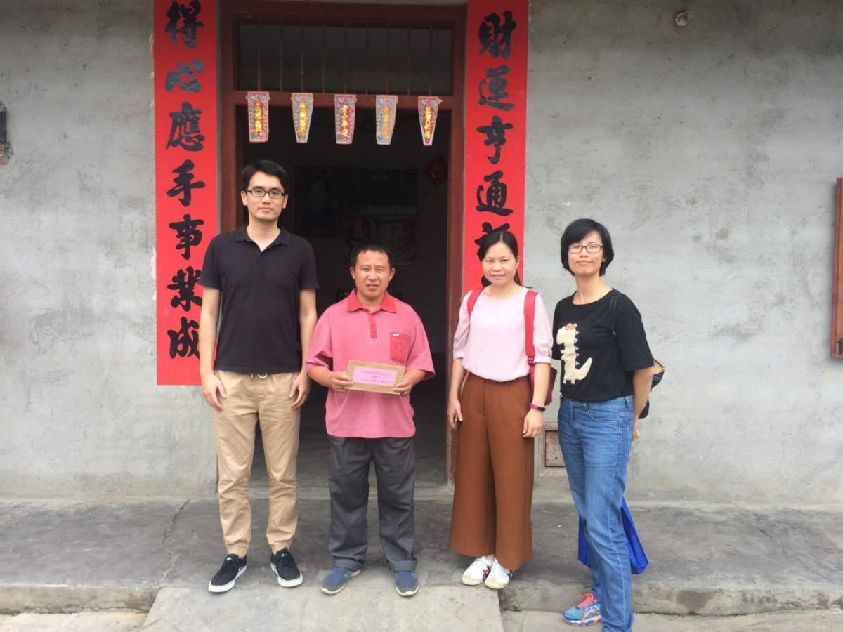 入户慰问邱振旺
