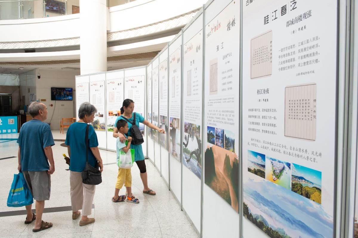 全家结伴来观展