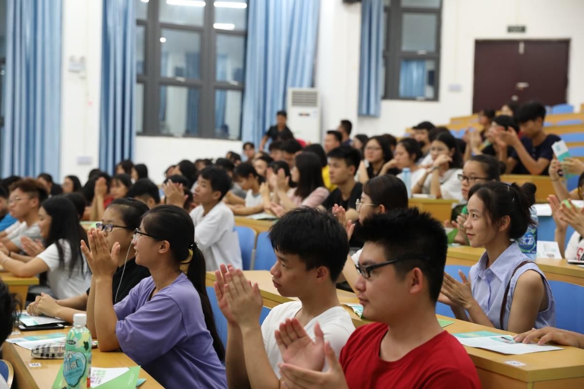 讲座赢得阵阵掌声