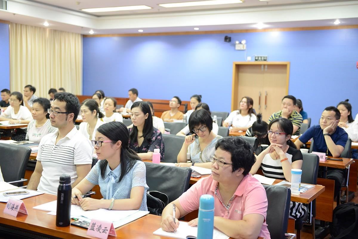 学员认真听讲