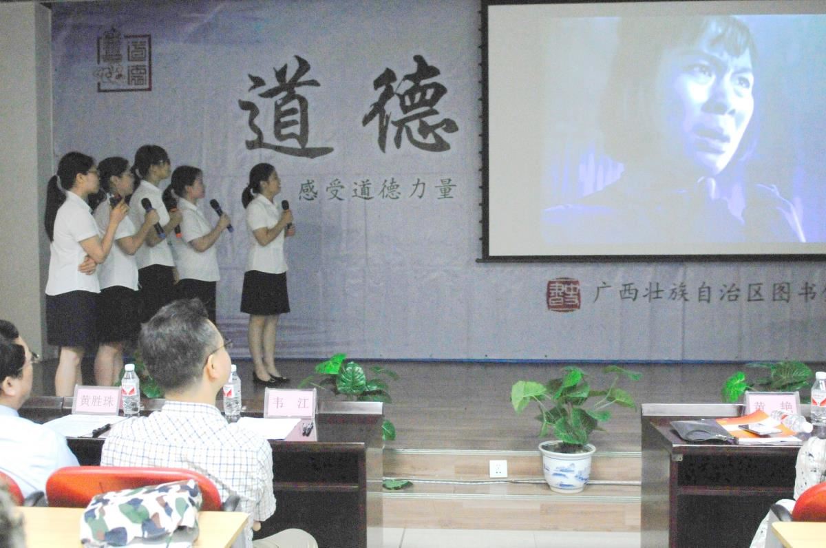 为《红色娘子军》配音表演