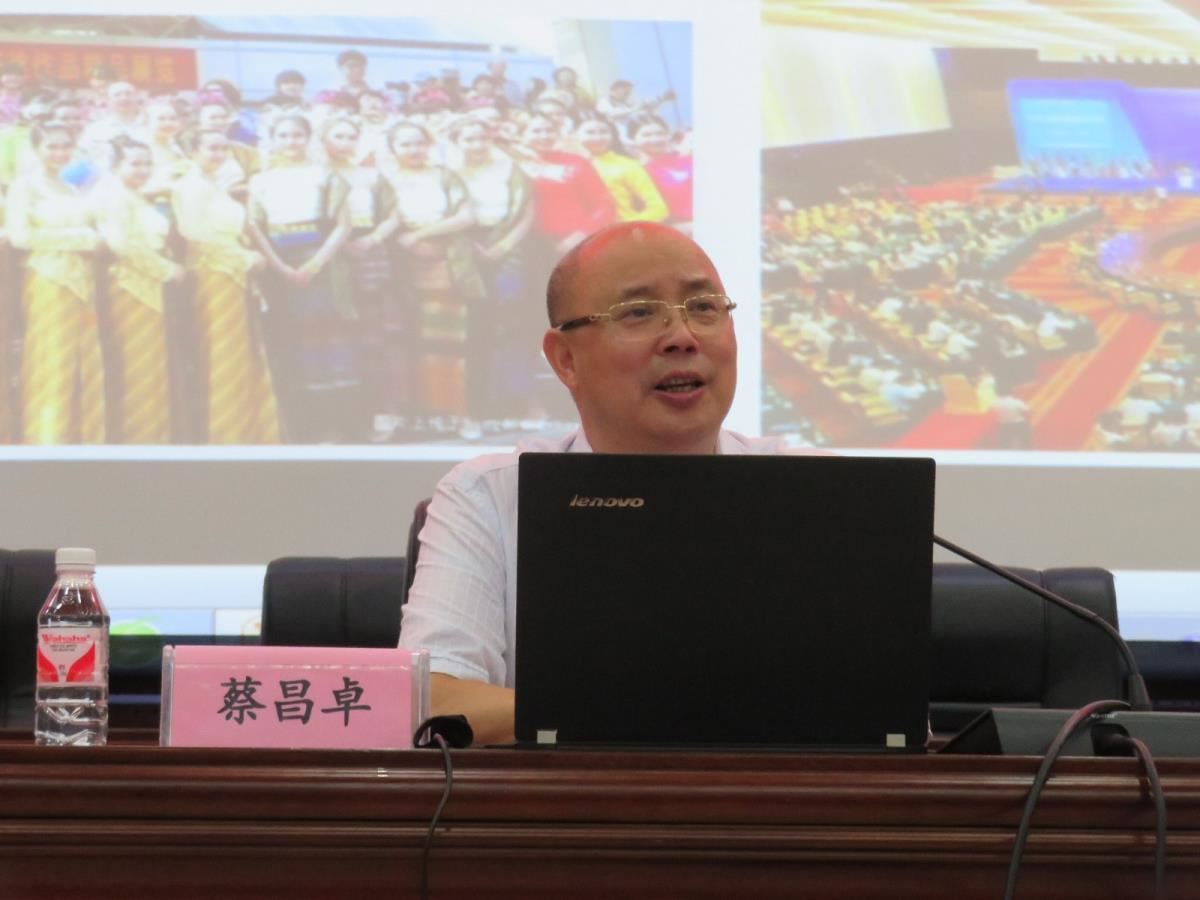 蔡昌卓教授在讲课