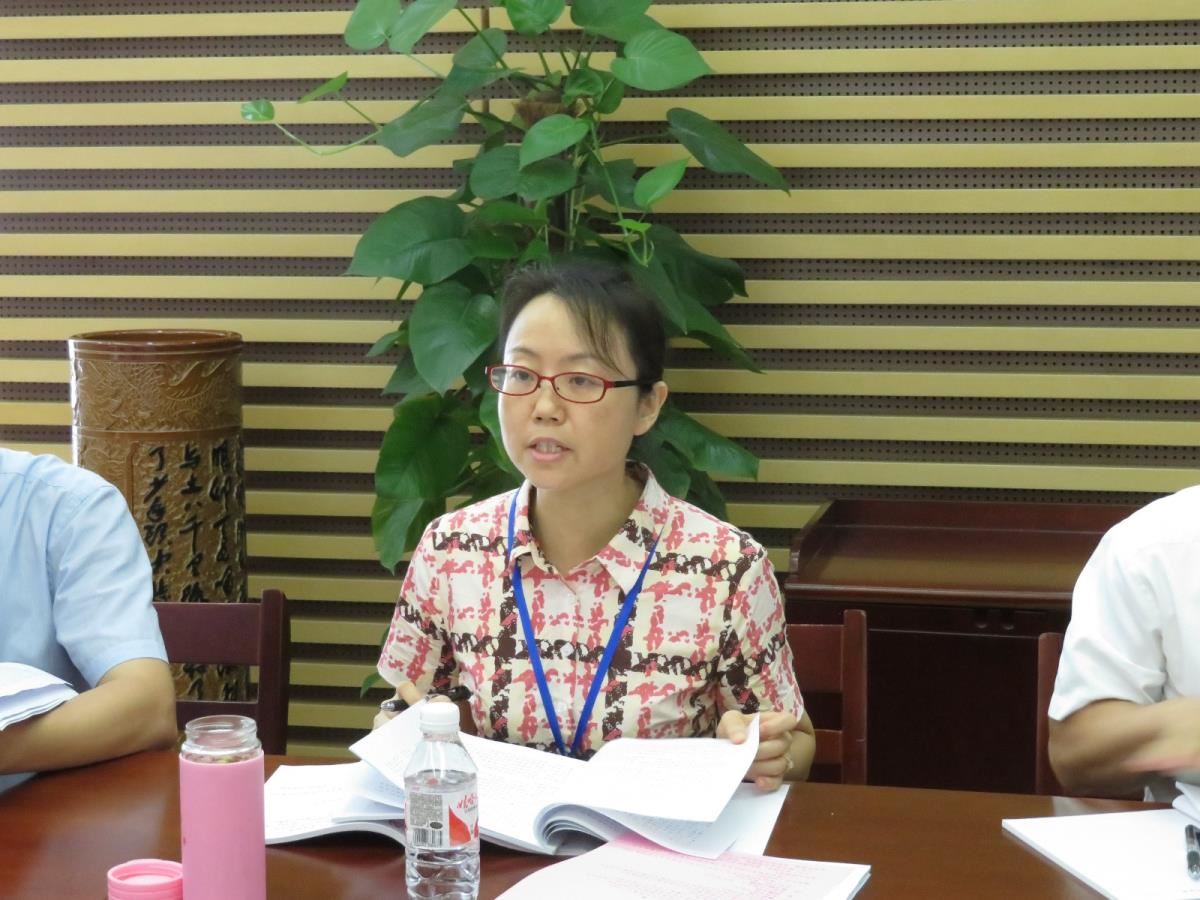 馆党委书记黄艳同志主持会议