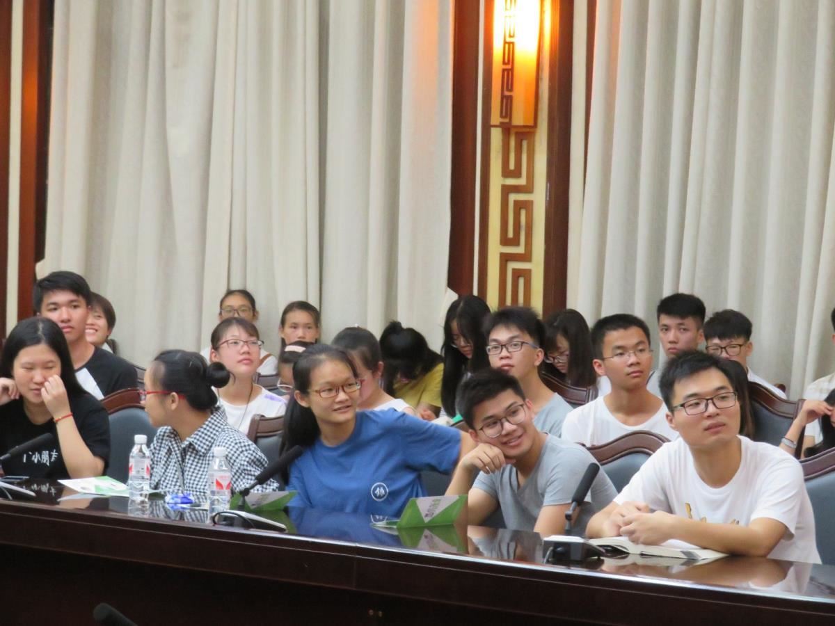 学生们认真听讲座