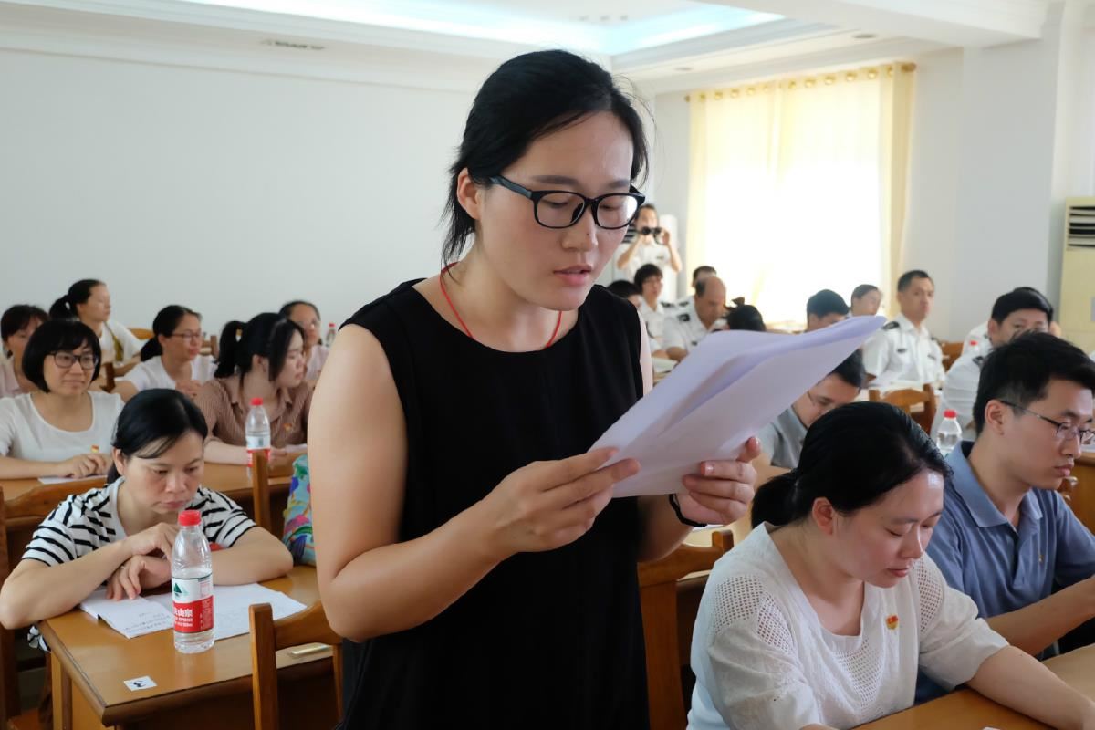 青年党员诵读习近平总书记重要讲话内容