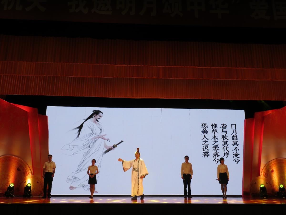卢强吟唱《离骚》