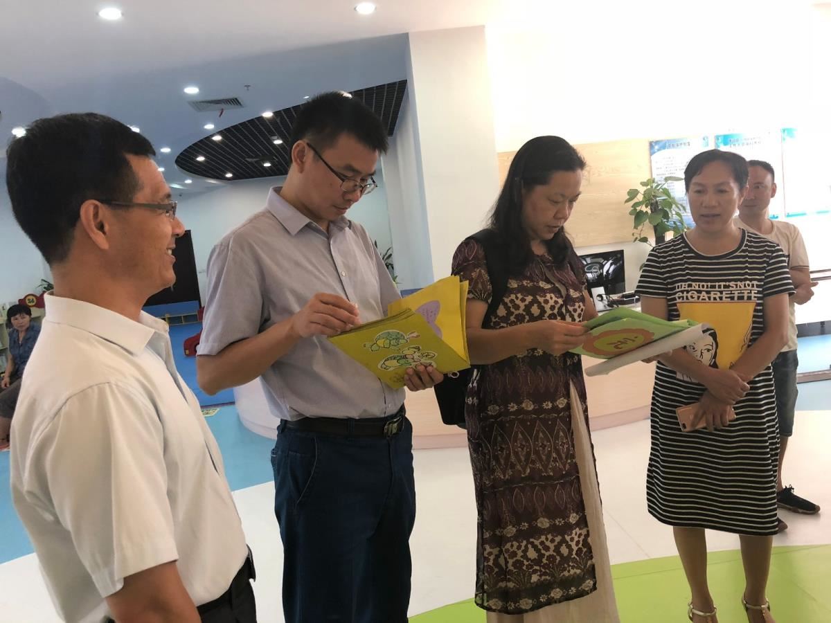 翻阅百色市图书馆手绘本