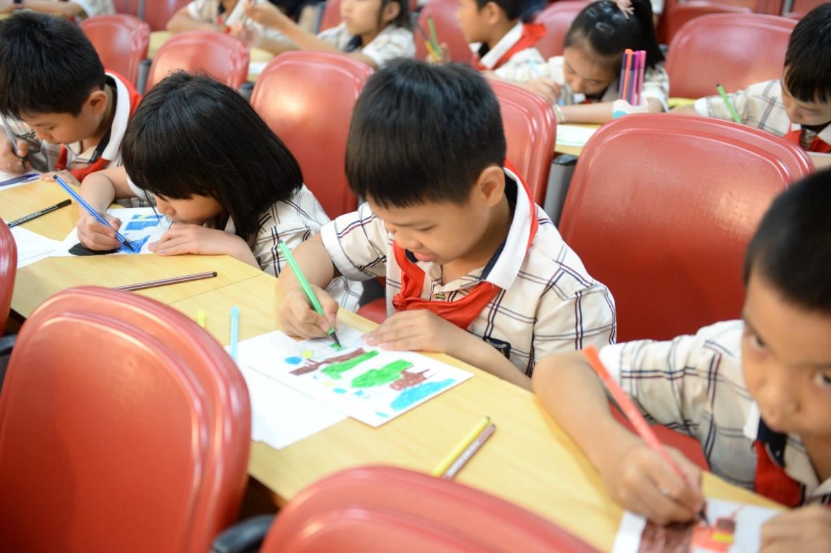 学生们在卡片上涂色还原电影场景