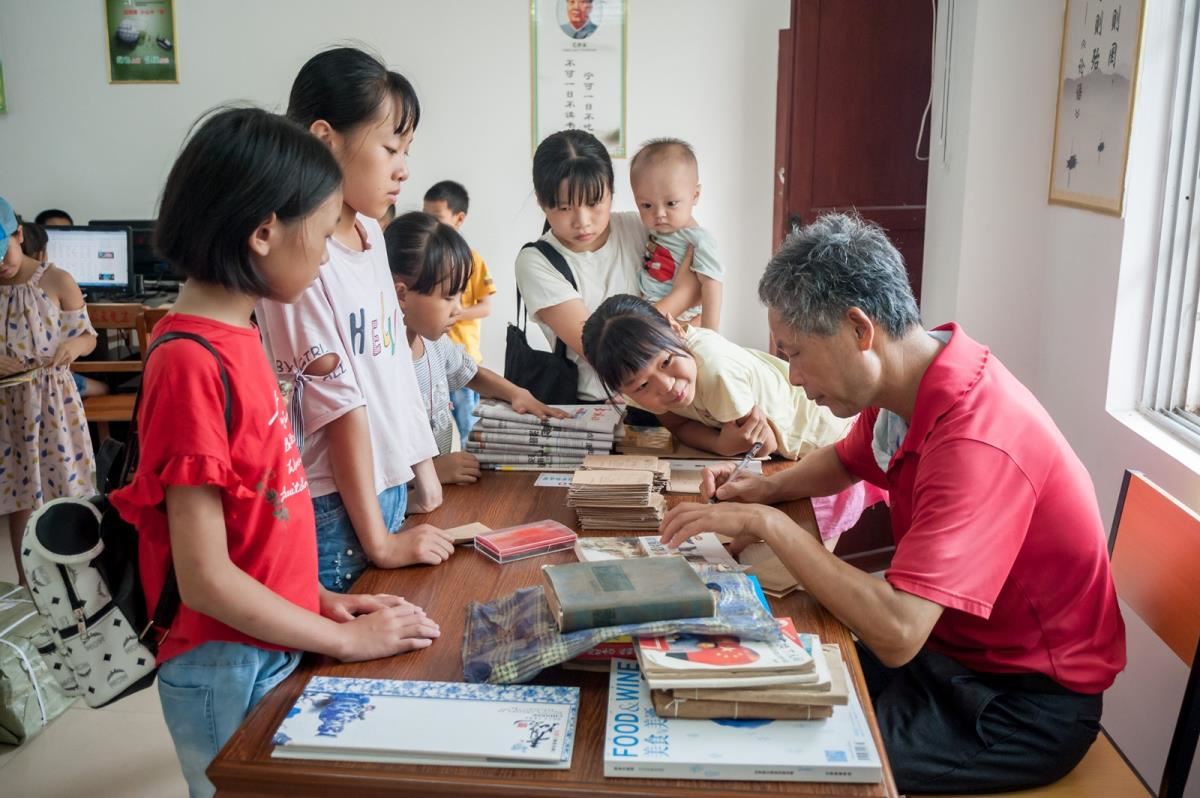 容县县底镇的学生现场办理借书证
