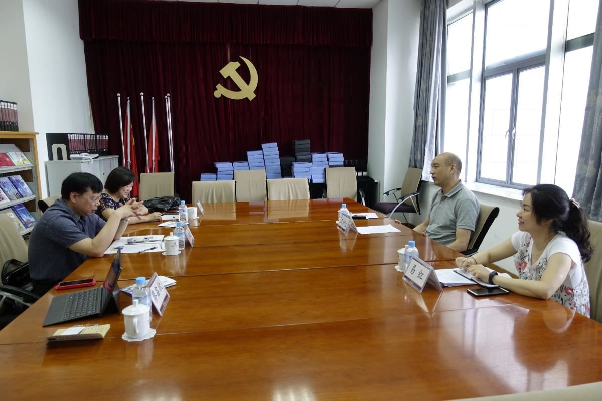 在重庆图书馆座谈