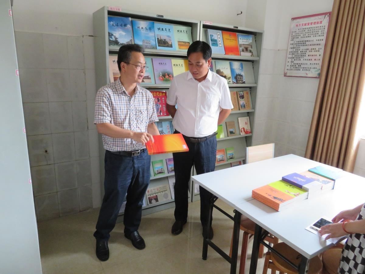 韦江馆长在兴业县图书馆指导地方文献工作