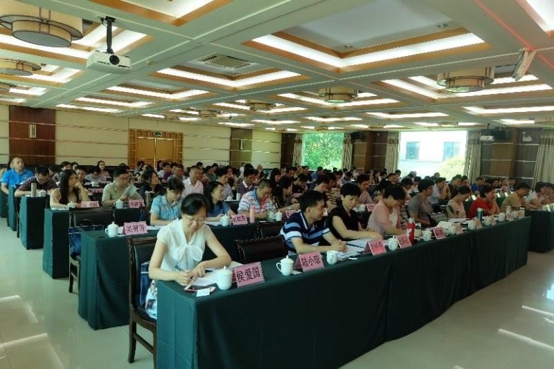 学员们认真听课
