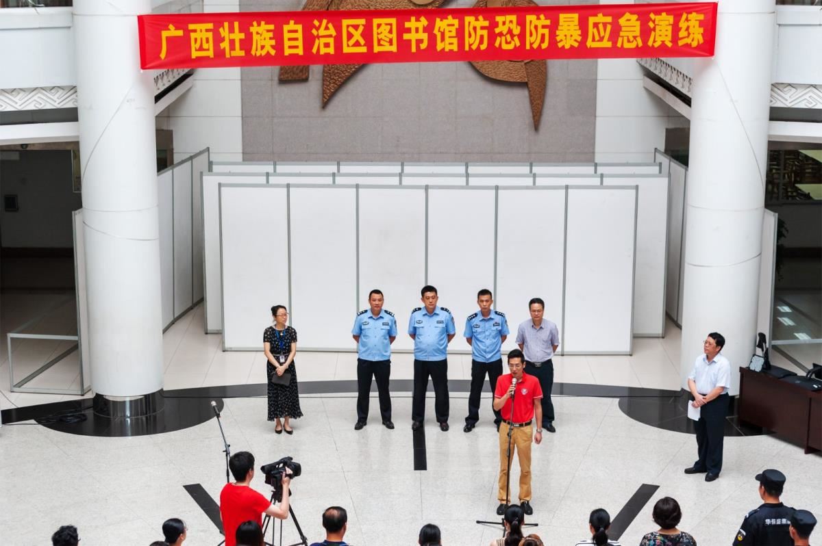 3.南宁市民族中段社区钟枫主任结合演练做营造平安和谐社区动员讲话
