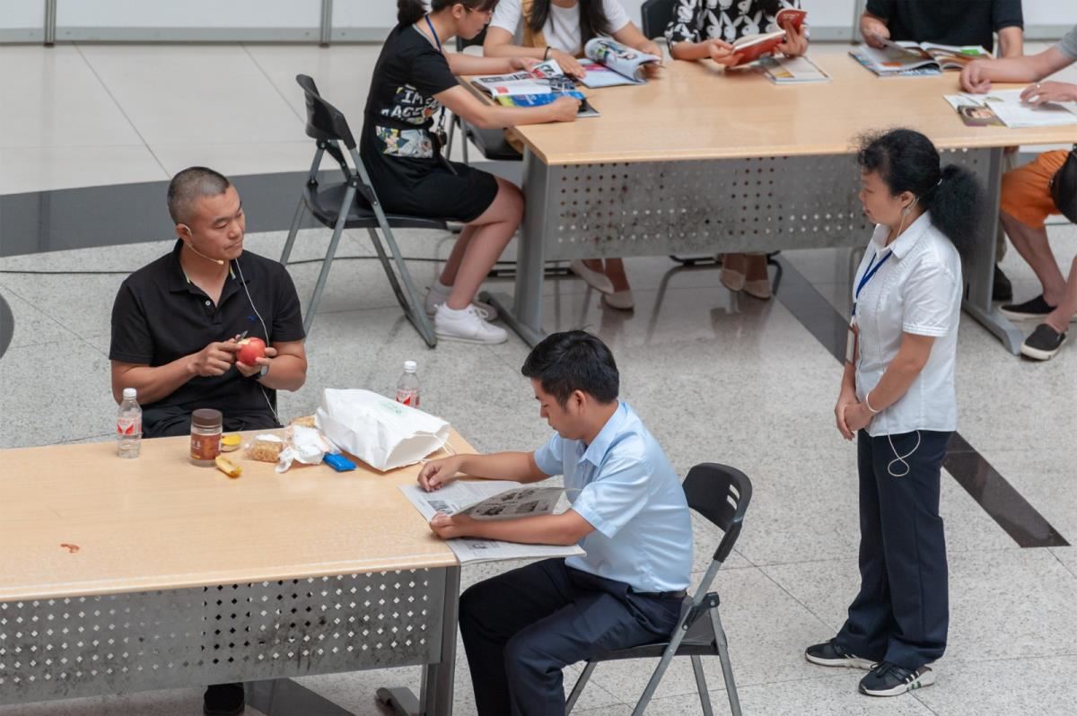 5.演练模拟现场：读者在阅览室内进食，工作人员进行劝阻