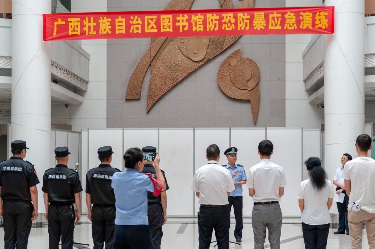 7.南宁市星湖派出所余辉教官对演练进行细致点评