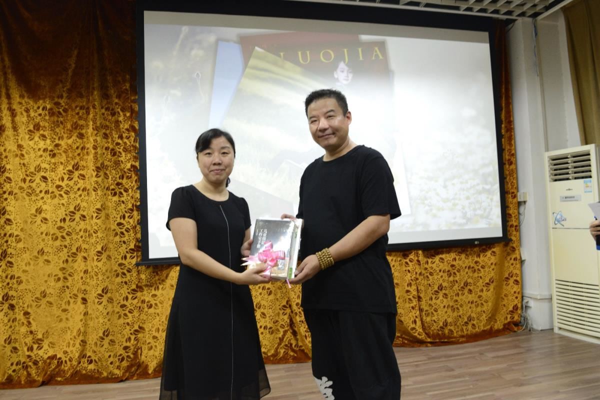 曾红辉副馆长接受王庆飞老师捐赠著作