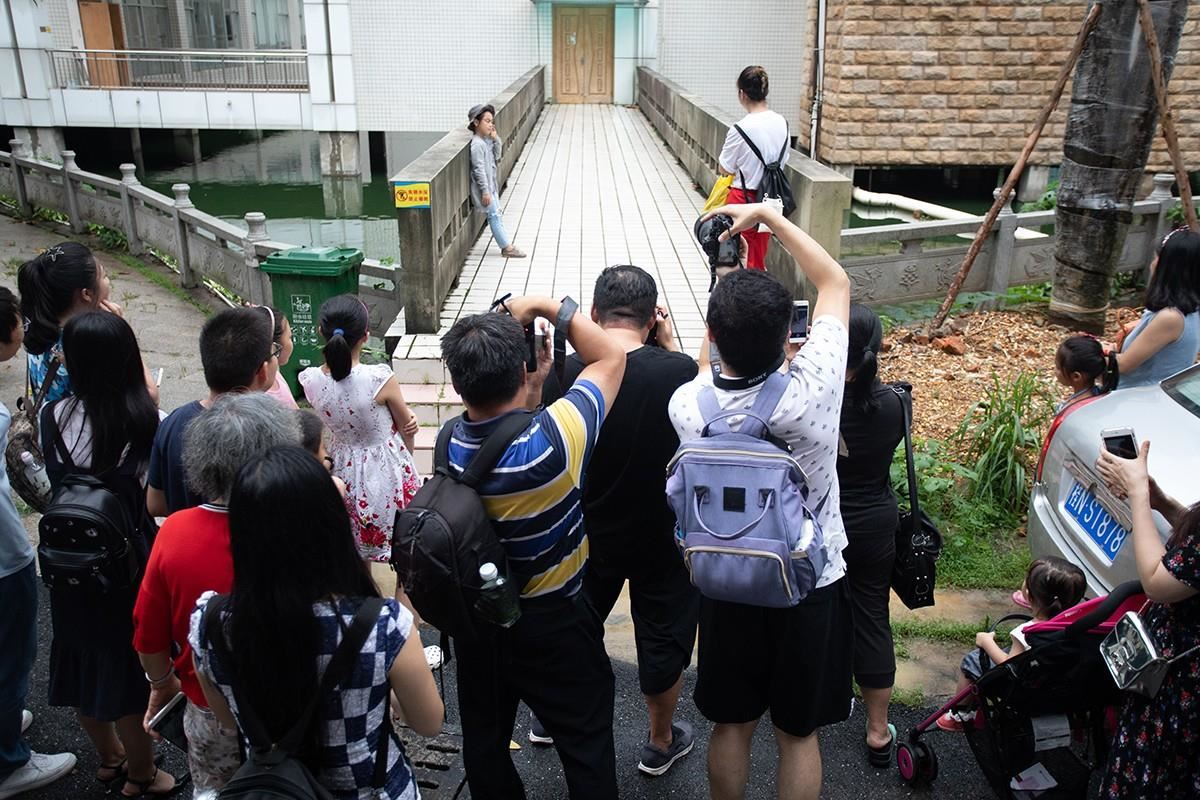 王老师带队在图书馆周边现场实拍