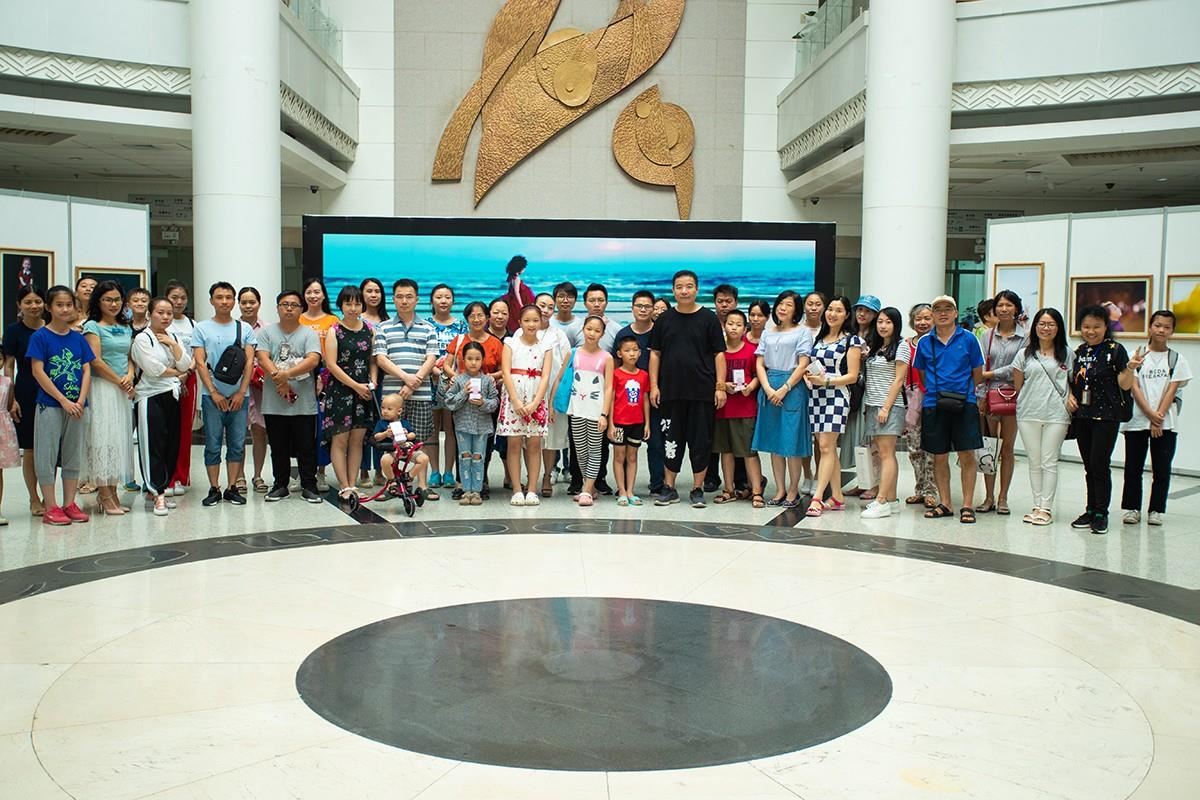 读者与王老师在个人作品展厅合影