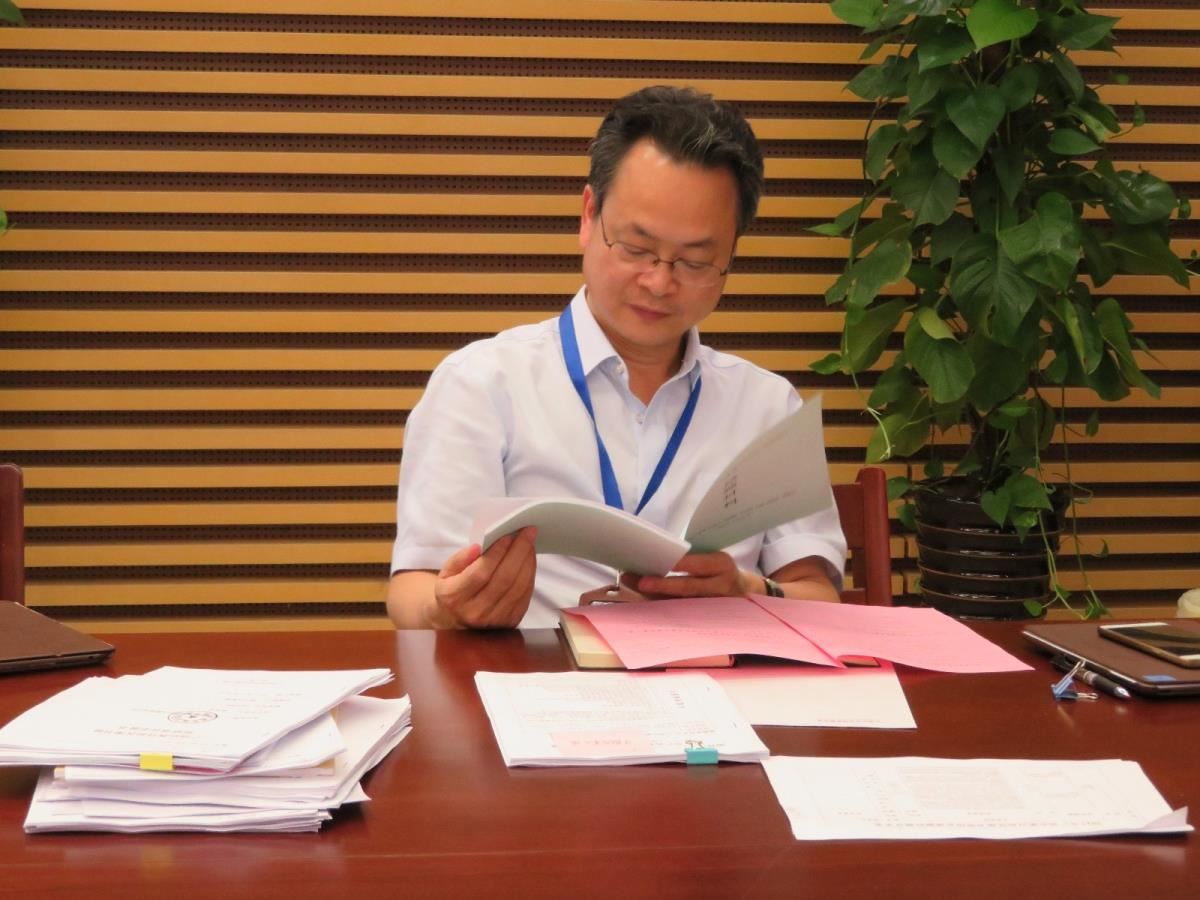 学术委员主任韦江在审阅结题材料